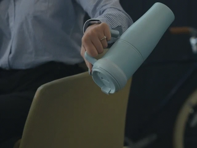 Monda leak-proof lid demonstration